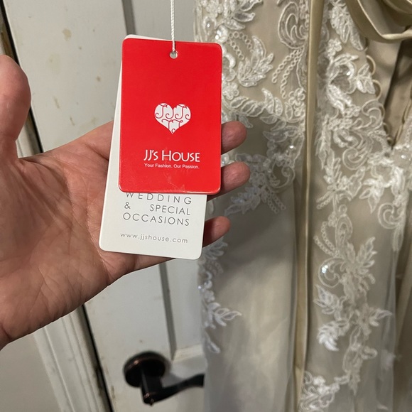 Beautiful Never Worn JJs House wedding Dress. Size 12. - Picture 8 of 9